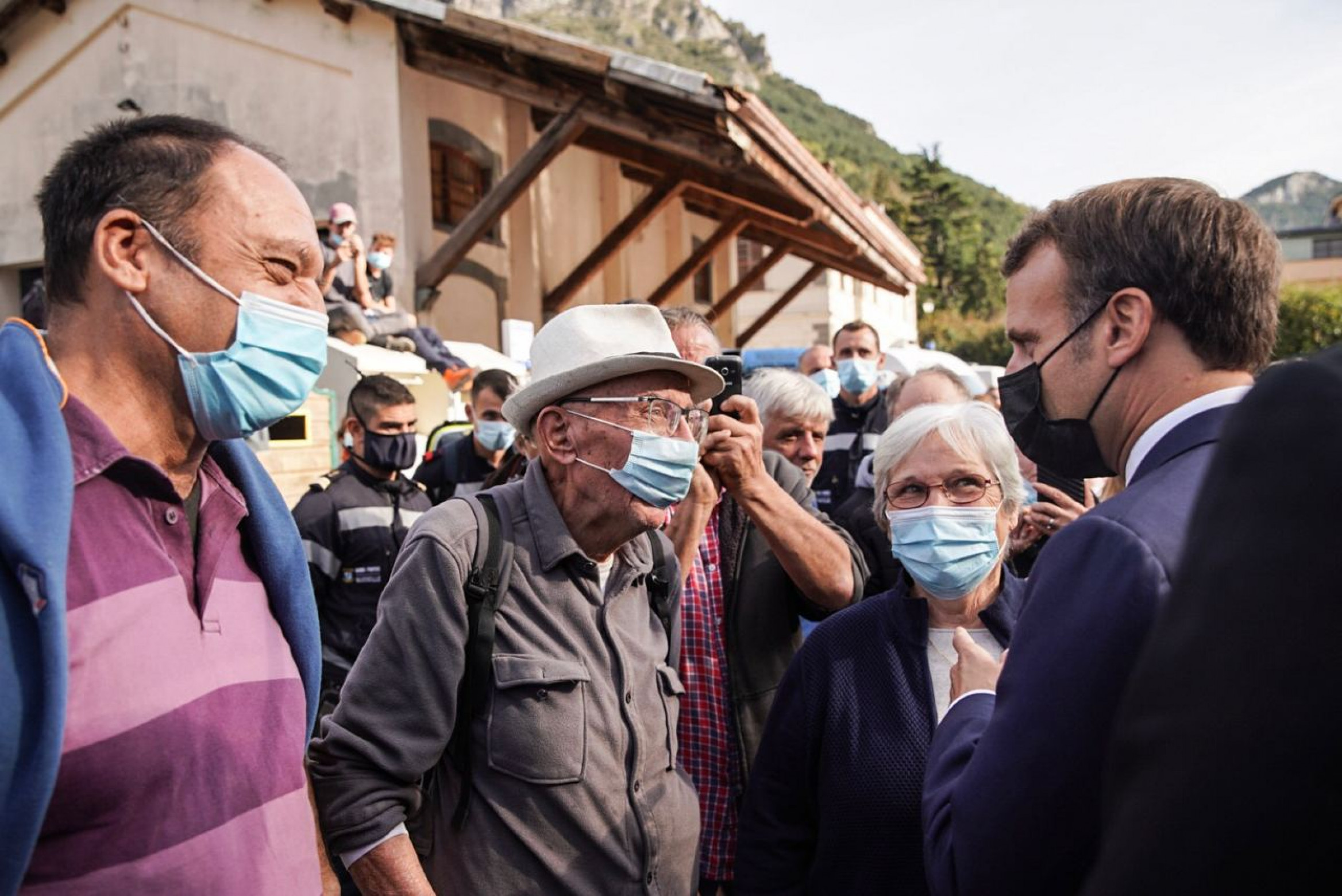 Die Nation ist an Ihrer Seite. Besuch von Präsident Emmanuel Macron in den von Katastrophen betroffenen Gemeinden der Alpes-Maritimes.