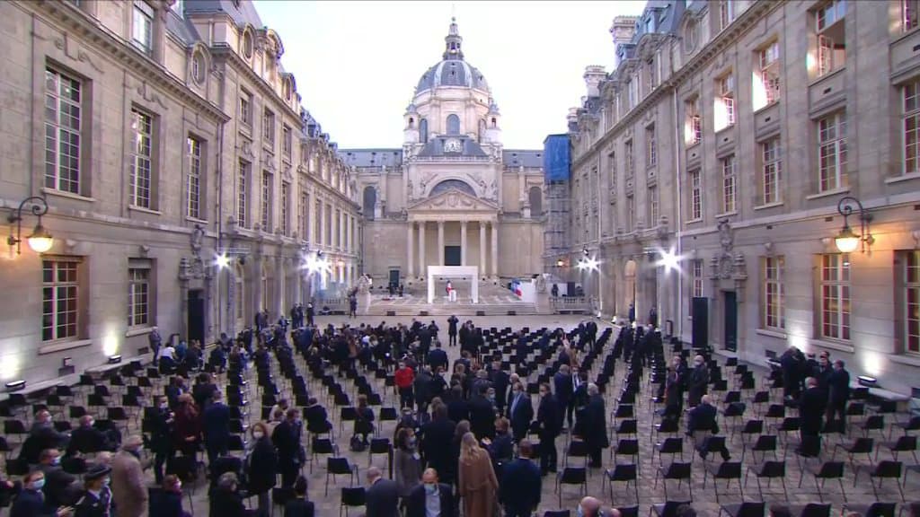 „Wir werden nicht auf Karikaturen verzichten“, sagt Emmanuel Macron bei der Ehrung von Samuel Paty.