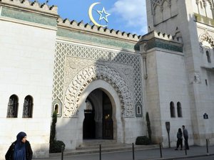 Große Moschee von Paris: Polizeiaktion im Gange, nachdem Feuerwerkskörper auf die Gläubigen geworfen wurden