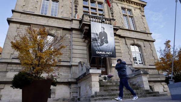 Das Foto des Lehrers Samuel Paty an der Fassade des Rathauses von Conflans-Sainte-Honorine in Yvelines. (THOMAS COEX / AFP)