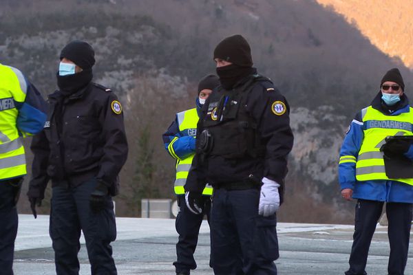 Coronavirus: Skifahrer, die aus Spanien zurückkehren, werden an der Grenze kontrolliert