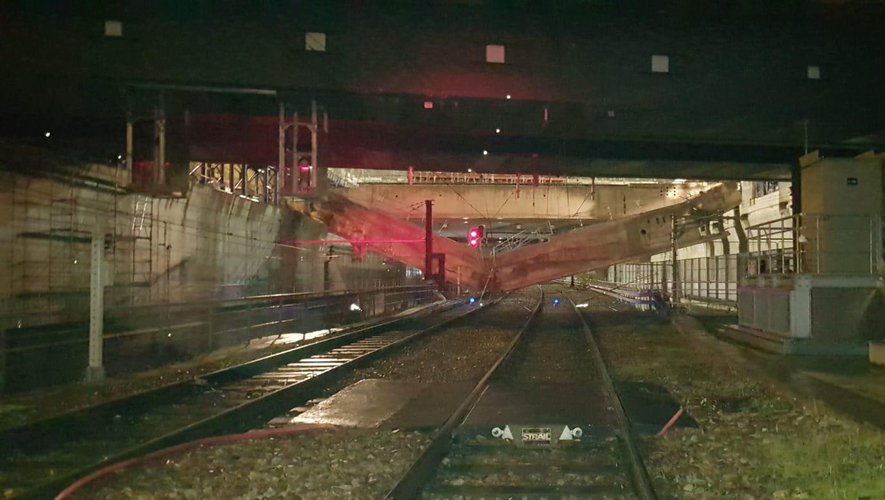 Bahnhof Paris-Austerlitz: Ein 400 Tonnen schwerer Balken fällt auf die Eisenbahnschiene und lähmt den Verkehr
