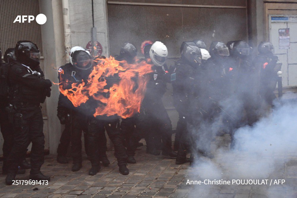 Neues Sicherheitsgesetz: Wurde wirklich ein brennender Polizist während einer Demonstration in Paris fotografiert?