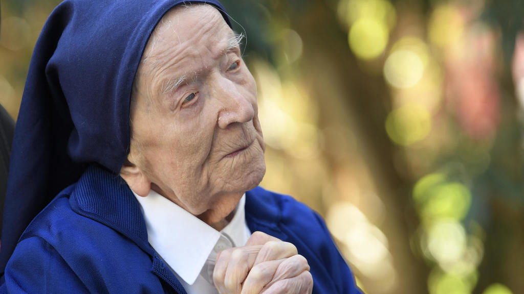 Die älteste Frau Frankreichs wird 117 Jahre alt nachdem sie Covid-19 besiegt hat