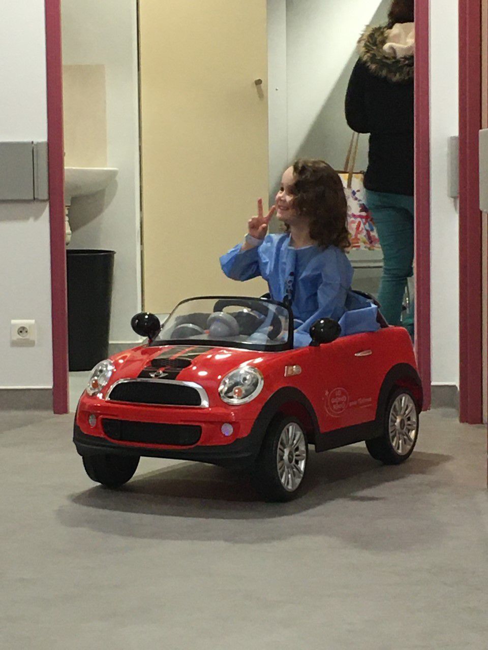 In einer Klinik in Agen steigen Kinder in Miniautos und fahren in den Operationssaal