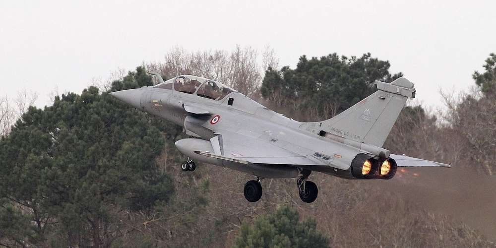 Zwei Rafale-Kampfflugzeuge im Tiefflug kappen mehreren hundert Einwohnern den Strom
