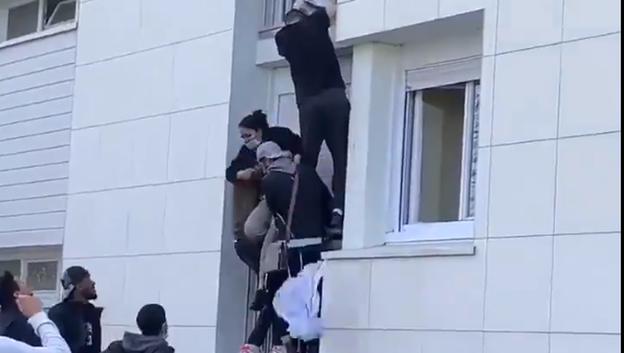 Nantes: Dreißig junge Leute klettern auf ein Gebäude, um ein Baby und seine Eltern vor einem Feuer zu retten