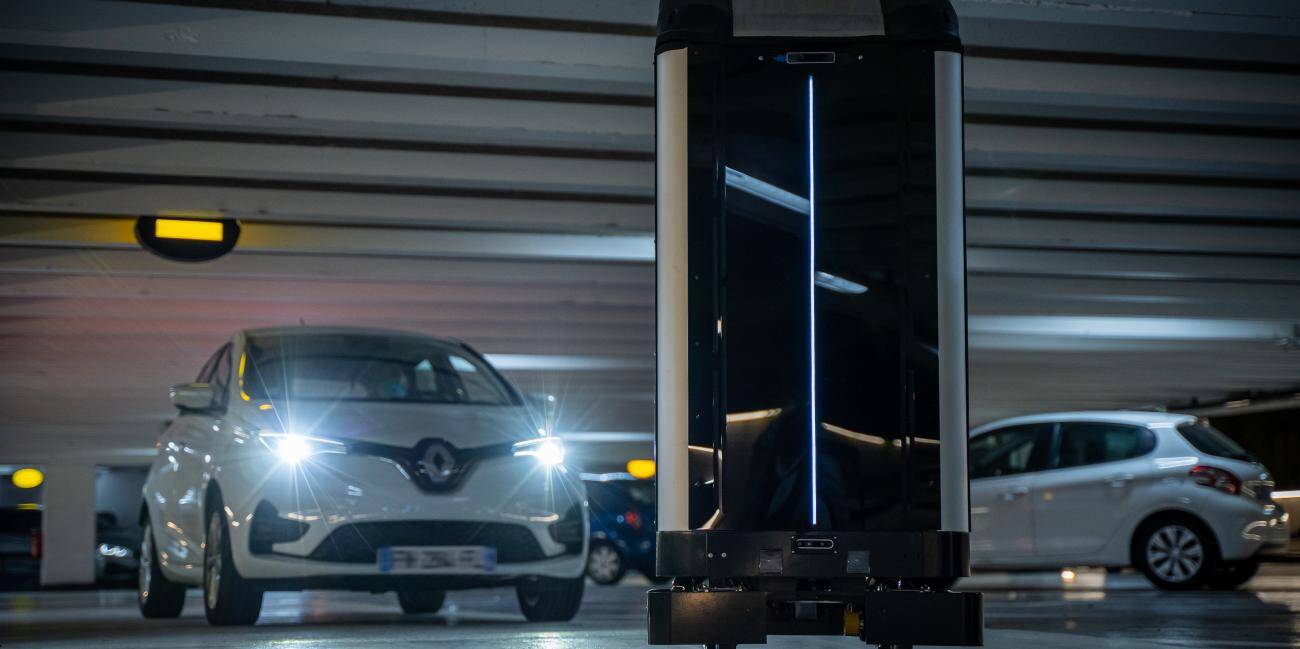 In Lyon lädt der intelligente Roboter Charles Elektroautos auf