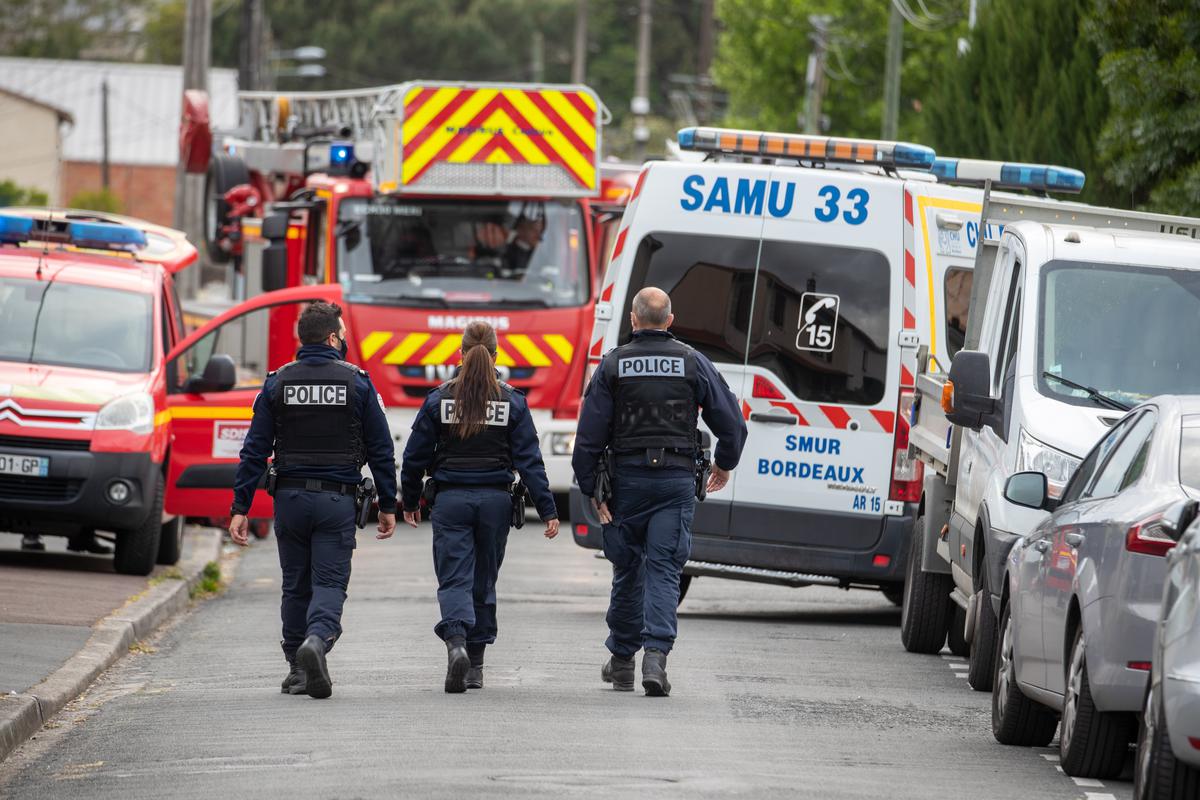 Gironde: Mann schießt auf seine Freundin und überschüttet sie mit Benzin, sie verbrennt bei lebendigem Leib