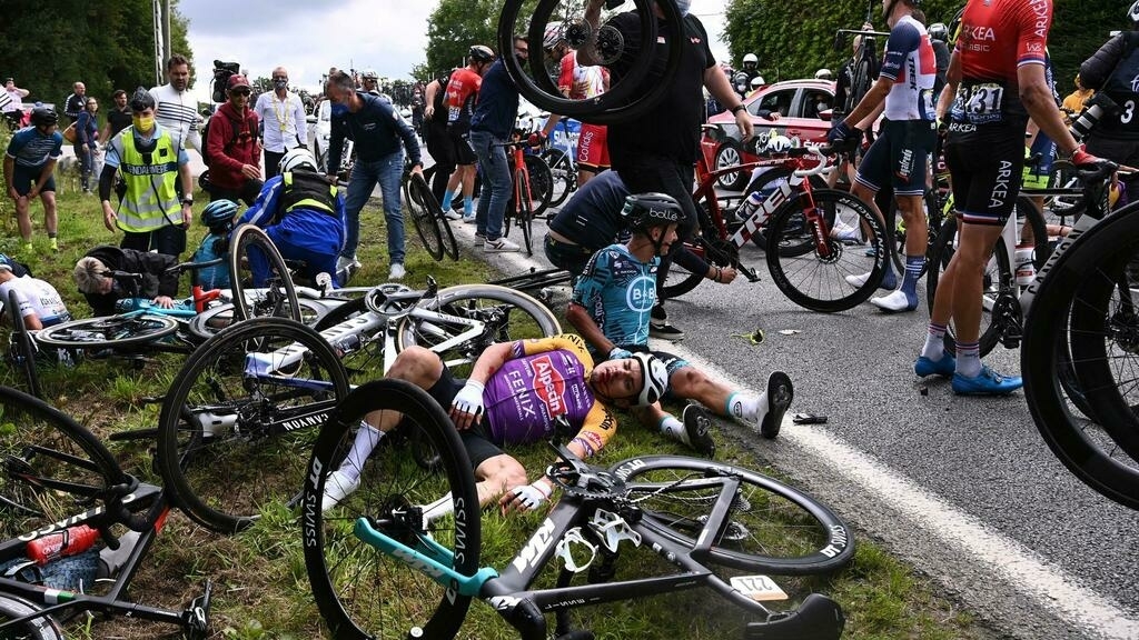 Zuschauerin verursacht am Samstag einen Massensturz bei der Tour de France und wurde jetzt verhaftet