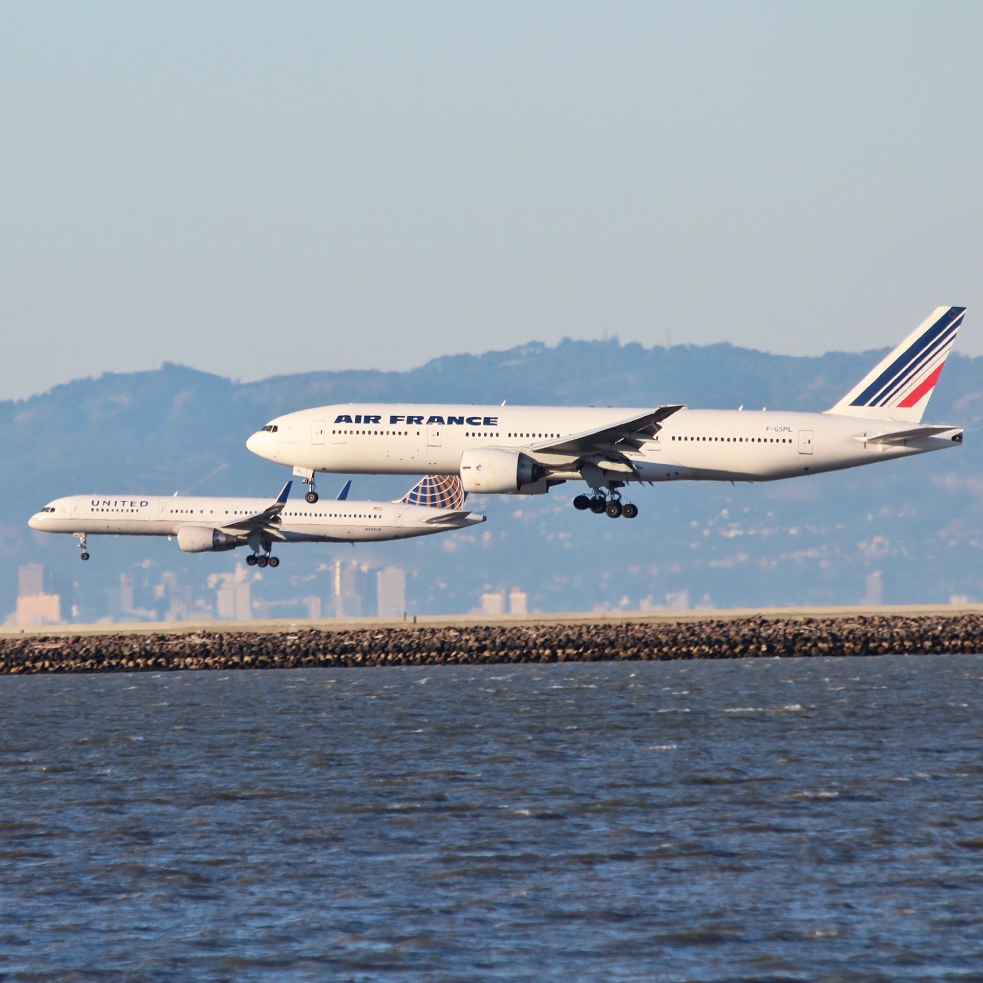 Air France Boeing aus dem Tschad mit möglichem Sprengsatz an Bord in Roissy auf dem Rollfeld