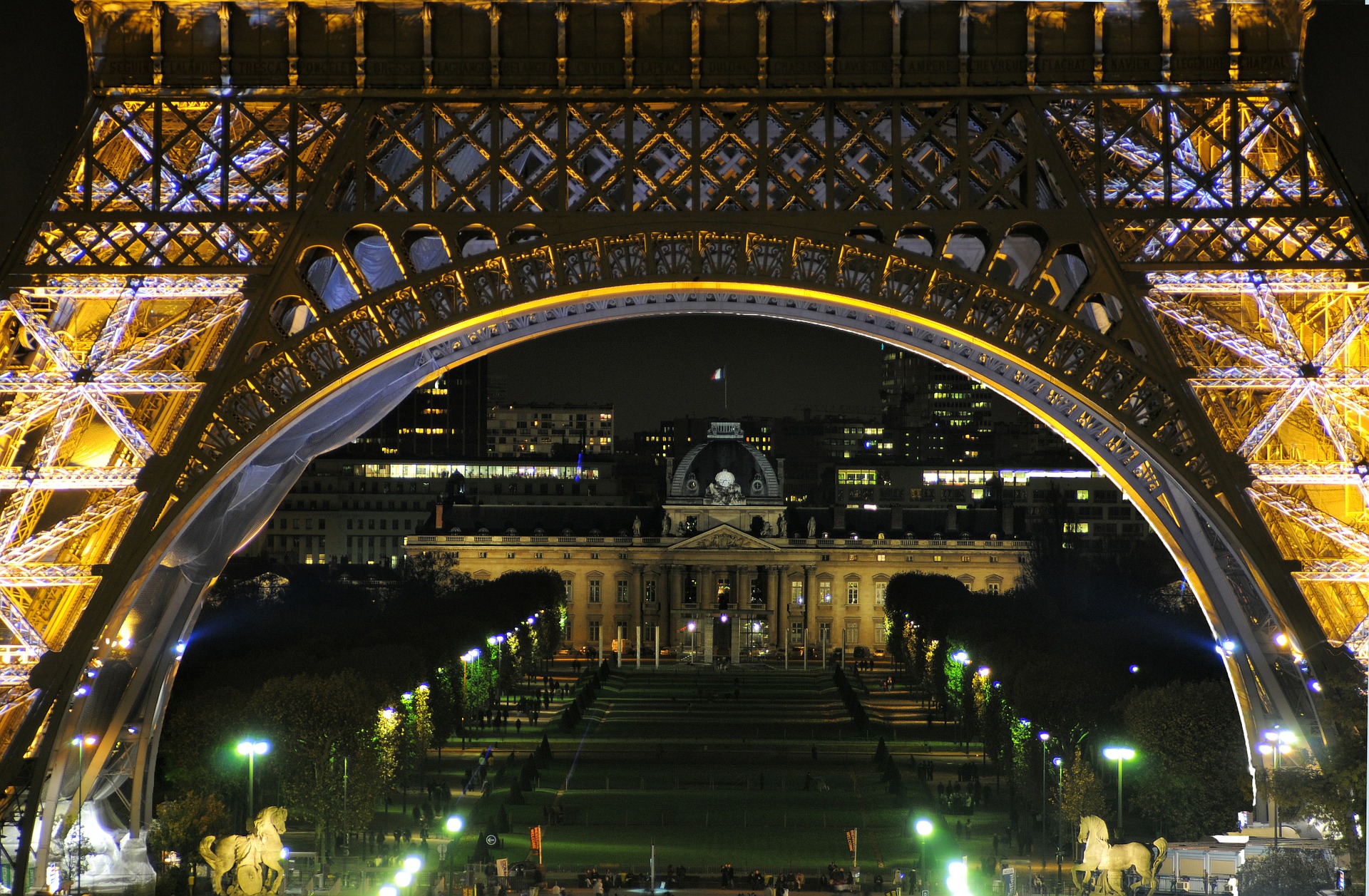 Ausgangssperre: Polizei evakuiert eine  wilde Party auf der Esplanade des Invalides in Paris