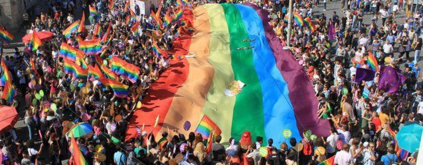 Paris: Tausende von Menschen beim LGBT+ Pride March
