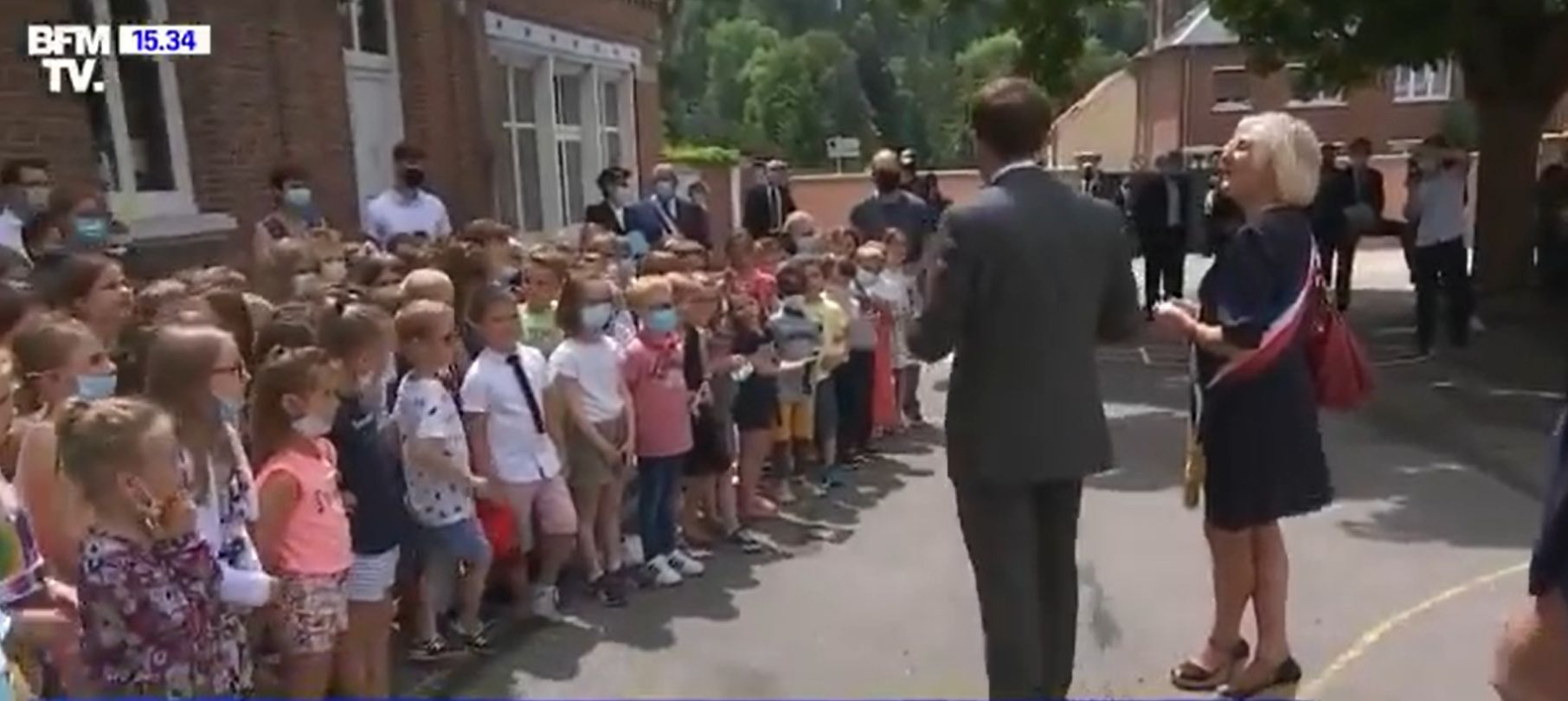 „Wie ist das mit der Ohrfeige, die du bekommen hast?“ Ruft ein Kind Emmanuel Macron zu