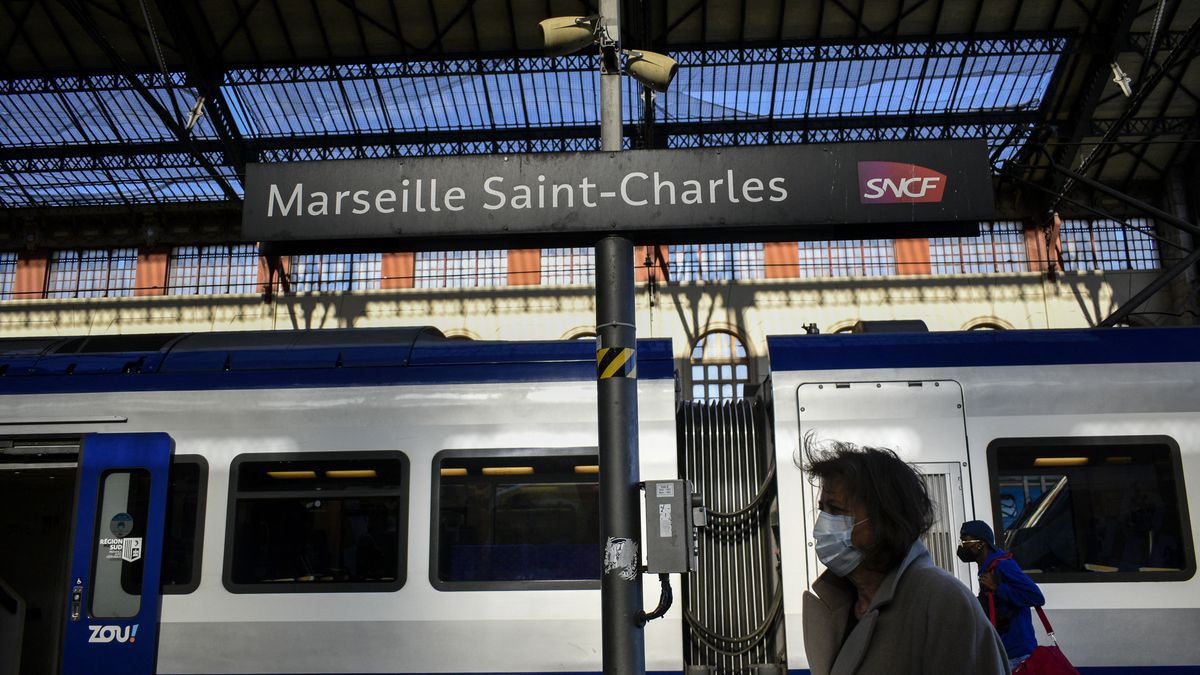 Marseille: Der Bahnhof Saint Charles nach einem Polizeieinsatz in einem TGV für längere Zeit gesperrt