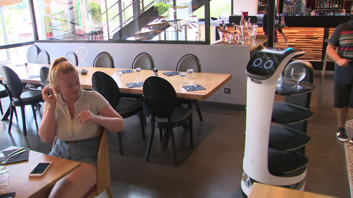 Ein Restaurantbesitzer in der Region Charente setzt einen Roboter ein, um seine Kunden zu bedienen