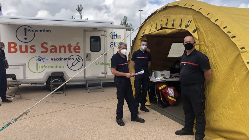In der Normandie bietet ein Bus Impfungen ohne Termin in der Nähe von Kulturstätten an