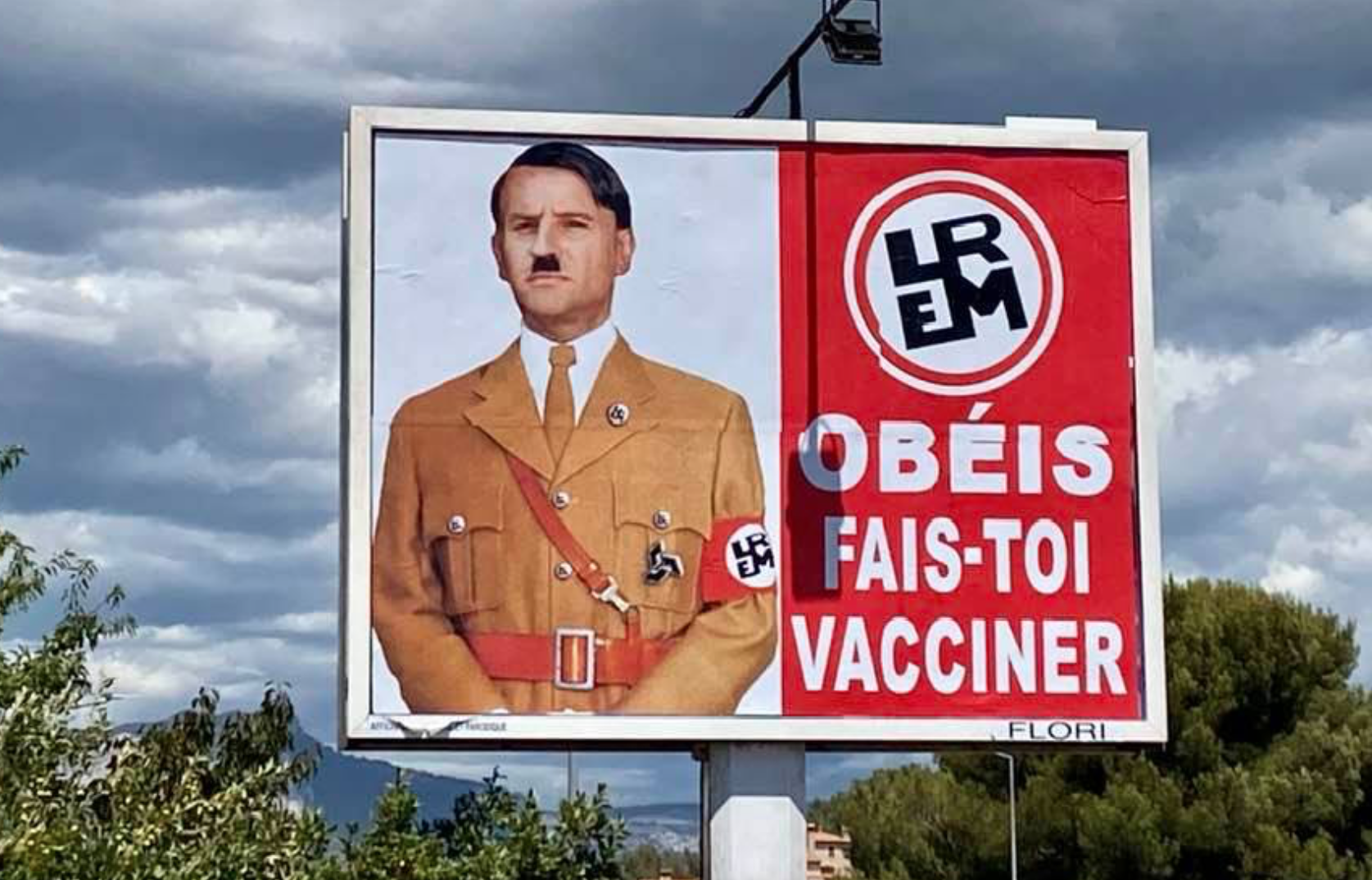 Macron als Hitler dargestellt: Gericht in Toulon verurteilt Urheber zu 10.000 Euro Geldstrafe