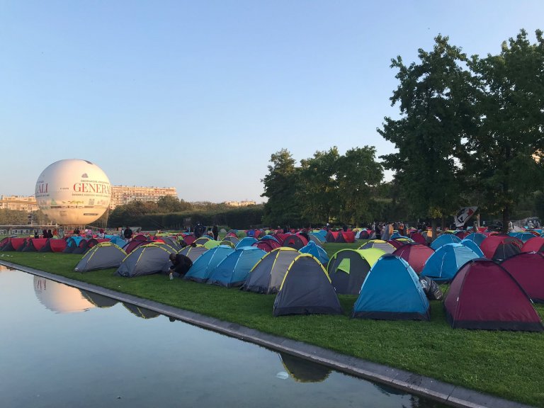 Paris: Das Kollektiv Requisition bringt 1.000 Obdachlose Migranten im Parc André-Citroën unter