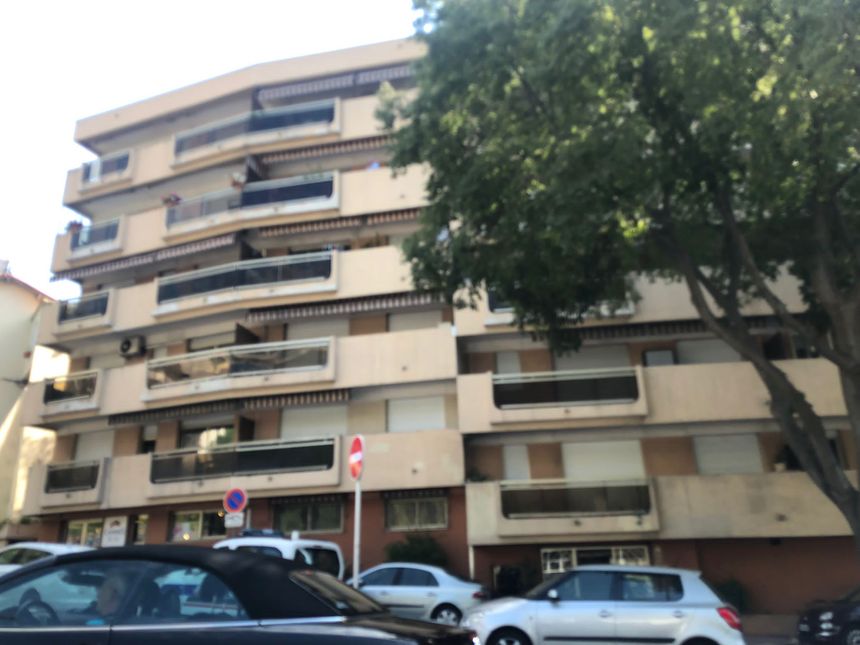 Cannes: Ein Mann wird verdächtigt, seine Freundin aus dem Fenster geworfen  zu haben