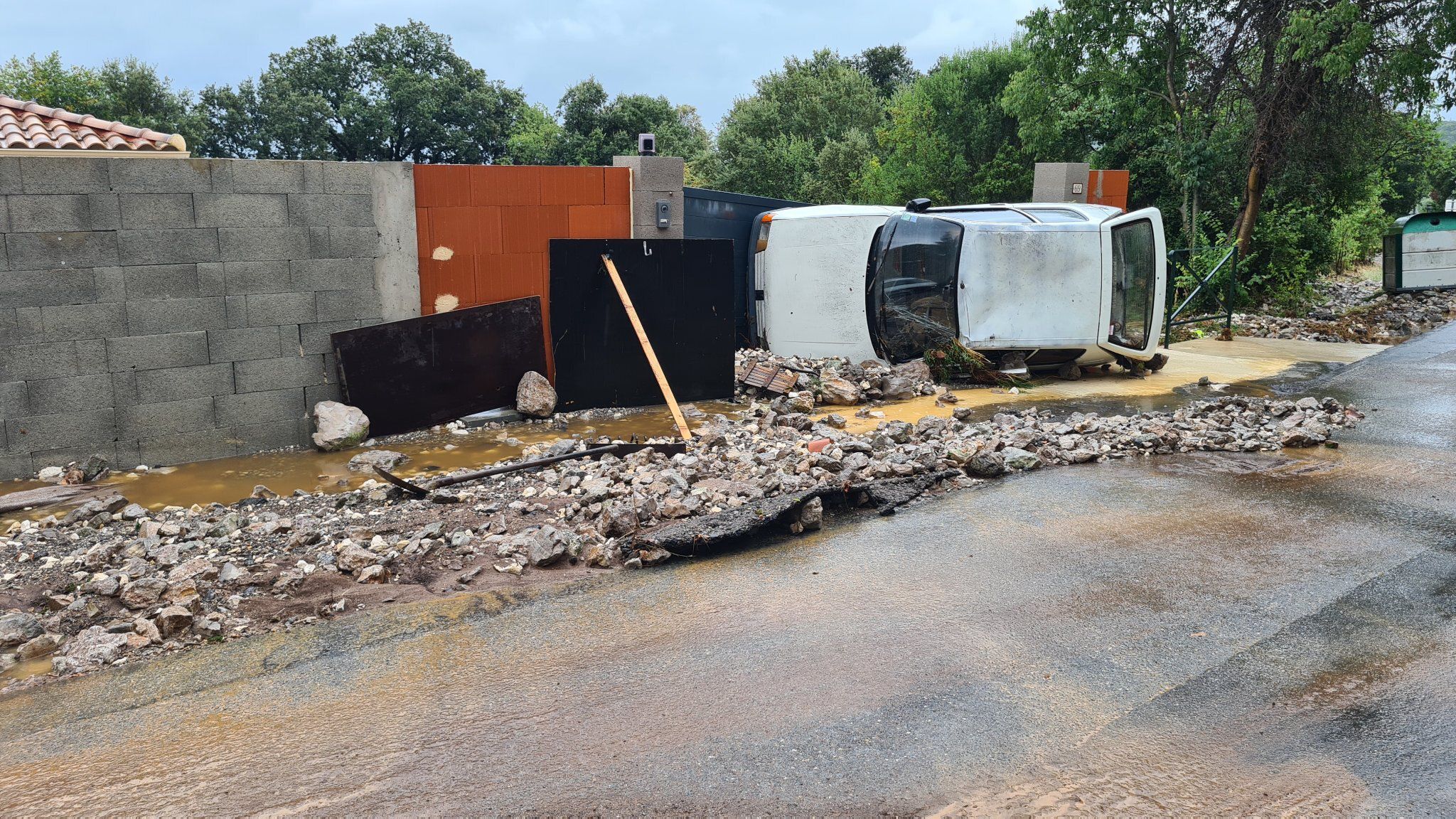 Unwetter im Gard: überflutete Autobahnen, umgestürzte Autos…