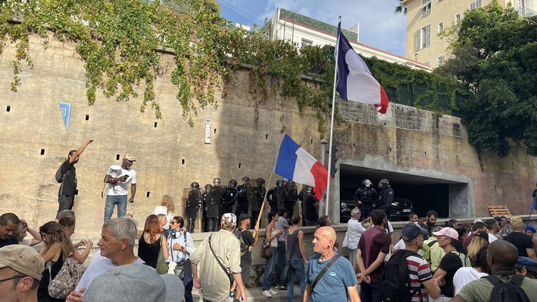 Nizza: Gesundheitspass-Protestler versuchen das Haus von Bürgermeister Christian Estrosi zu stürmen