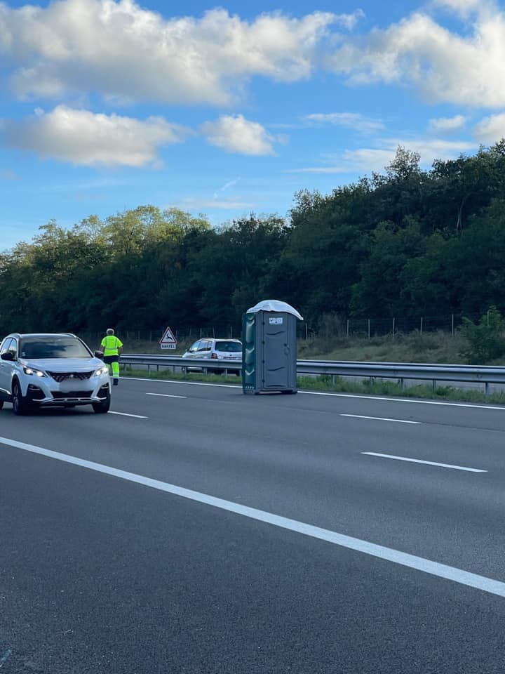 Na sowas: Lastwagen verliert Klohäuschen auf der Autobahn Toulouse-Bordeaux