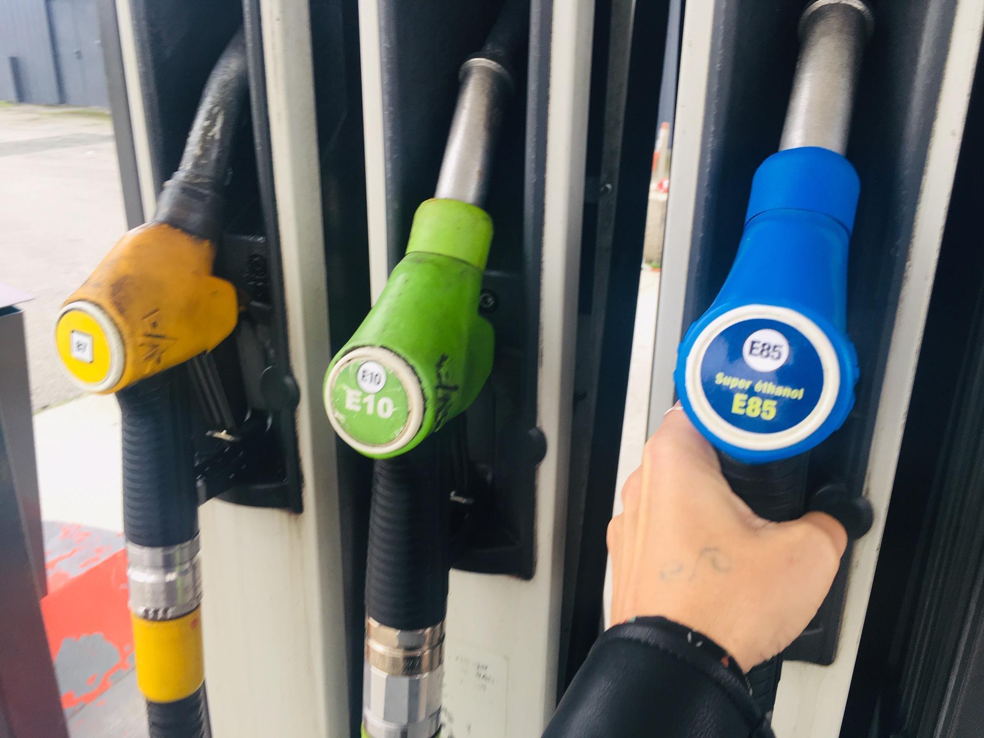 10 Fragen zu Superethanol-E85: der Kraftstoff, der Autofahren wirklich billig macht