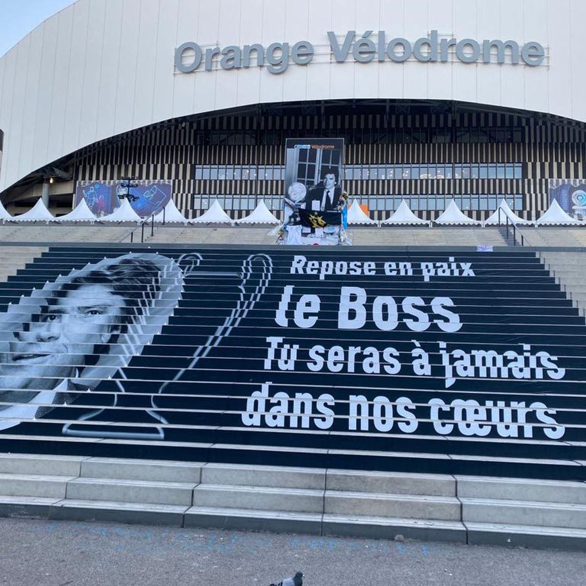 Tod von Bernard Tapie: eine bewegende Gedenkfeier im Velodrom