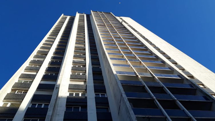 Hunderte Bewohner werden aus einem einsturzgefährdeten 32-stöckigen Hochhaus evakuiert