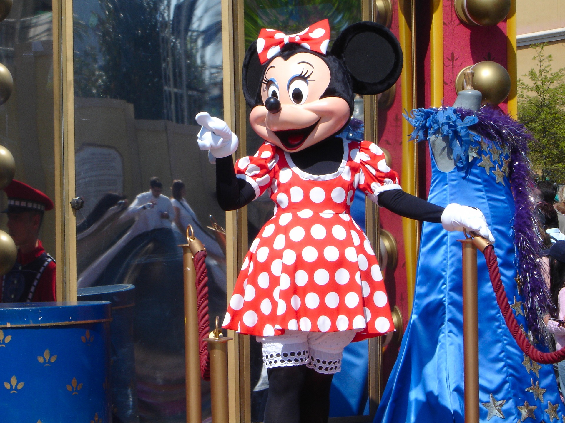 Disney: Minnie Mouse tauscht ihr rotes Kleid mit Punkten gegen neuen Look von Stella McCartney