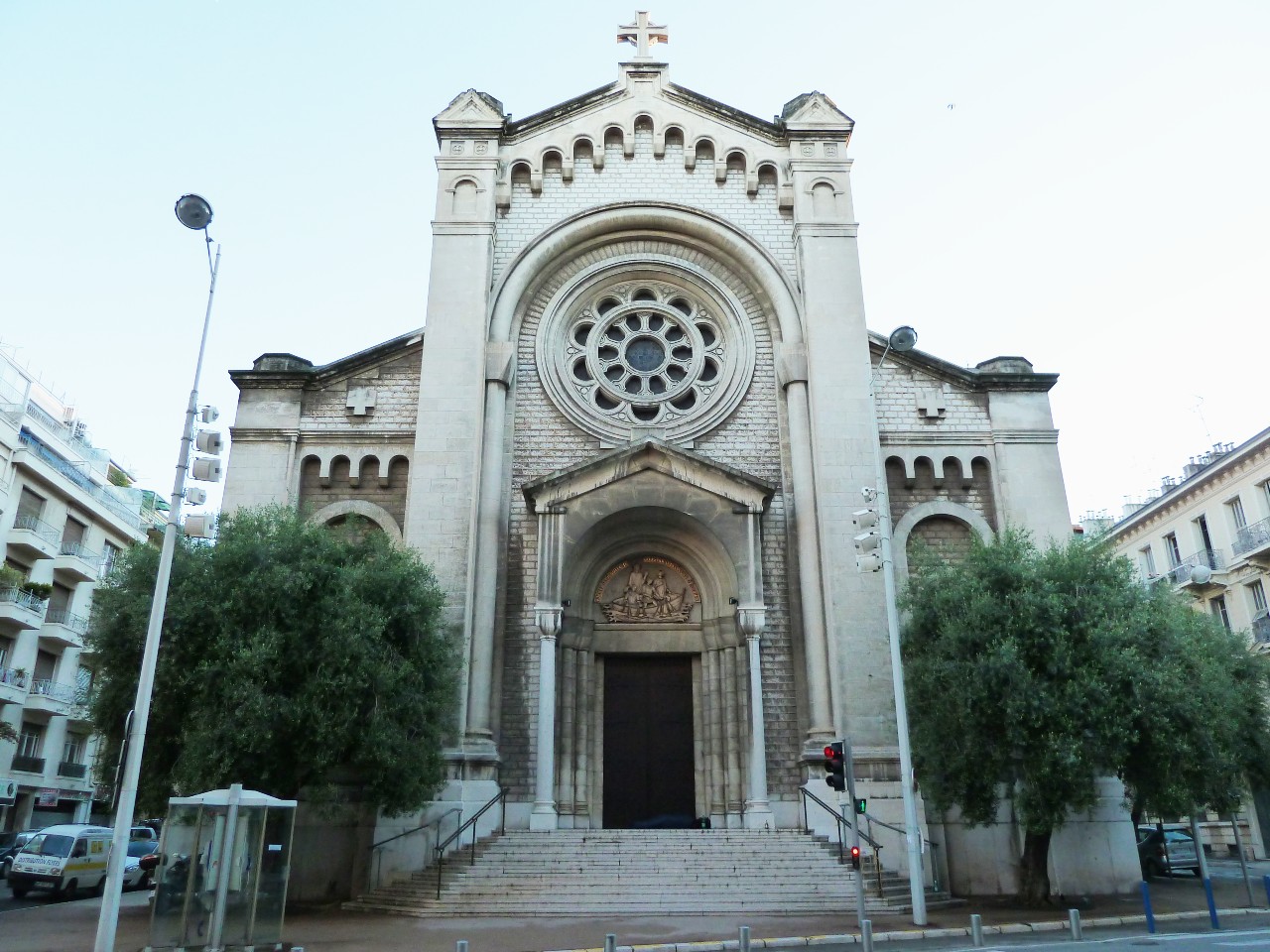 Priester und eine Ordensschwester werden bei Messerattacke in einer Kirche in Nizza verletzt