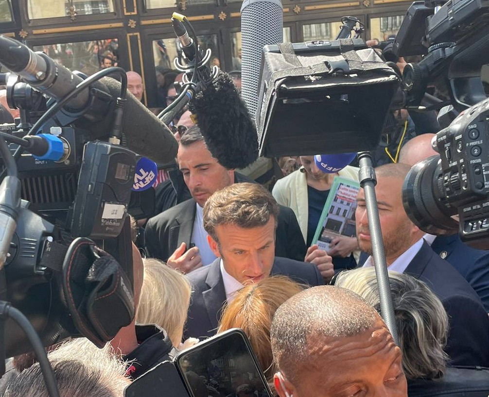 Macron_Bad_in_der_Menge