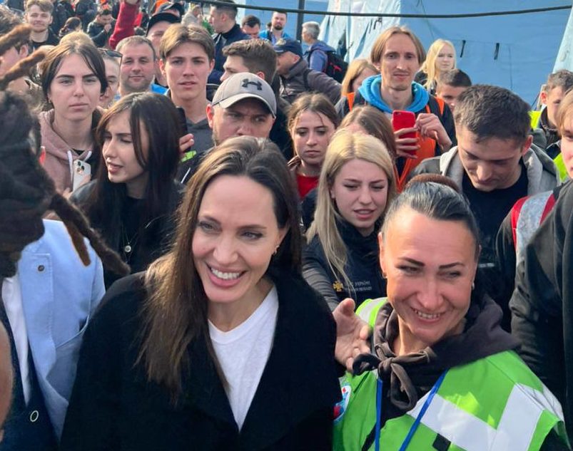 Angelina Jolie besucht Lviv und spricht mit Kriegsvertriebenen