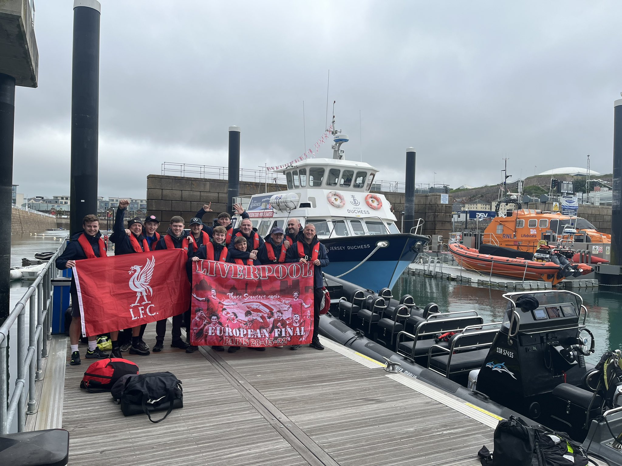 Liverpool-Fans reisen mit dem Schlauchboot nach Frankreich, nachdem ihre Flüge gestrichen wurden