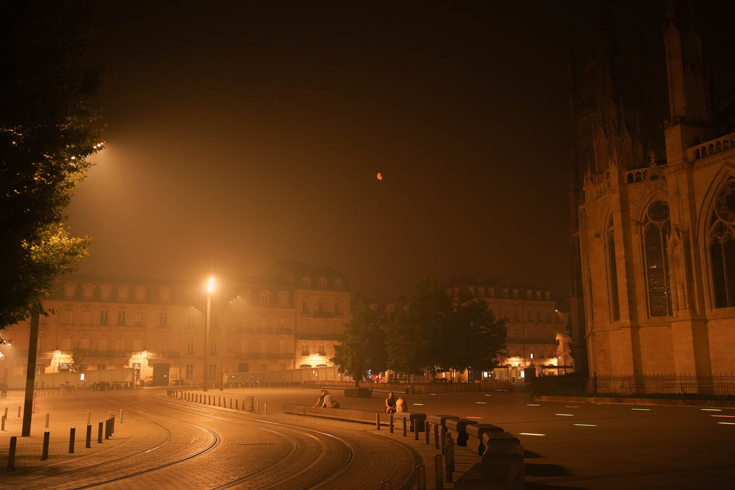 Brände in der Gironde: Bordeaux in der Nacht von dichten Rauchschwaden bedeckt