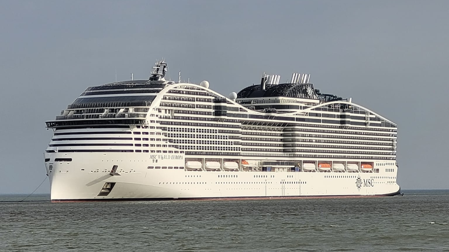 Frankreich: Erstes mit Flüssigerdgas angetriebenes Passagierschiff