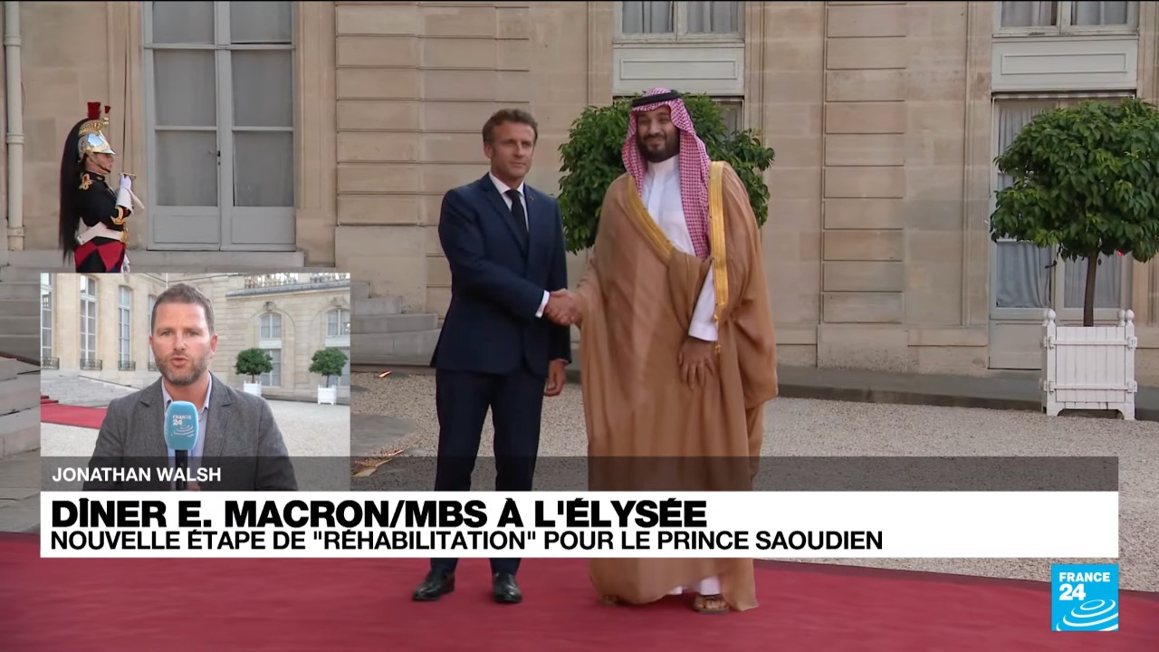 Macron begrüßt den umstrittenen saudischen Kronprinzen mit einem langen Händedruck im Élysée-Palast