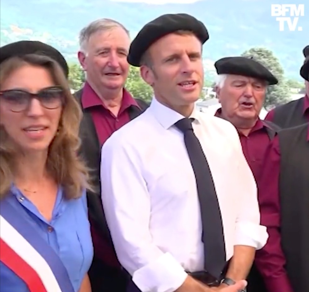 Emmanuel Macron in den Hautes-Pyrénées: Der Präsident singt mit Baskenmütze ein traditionelles Lied