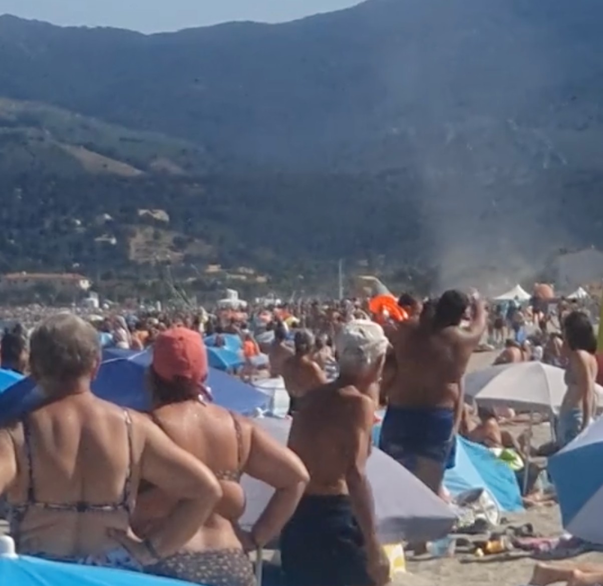 Pyrénées-Orientales: Mini-Tornado erschreckt Urlauber auf dem Strand von Argelès-sur-Mer
