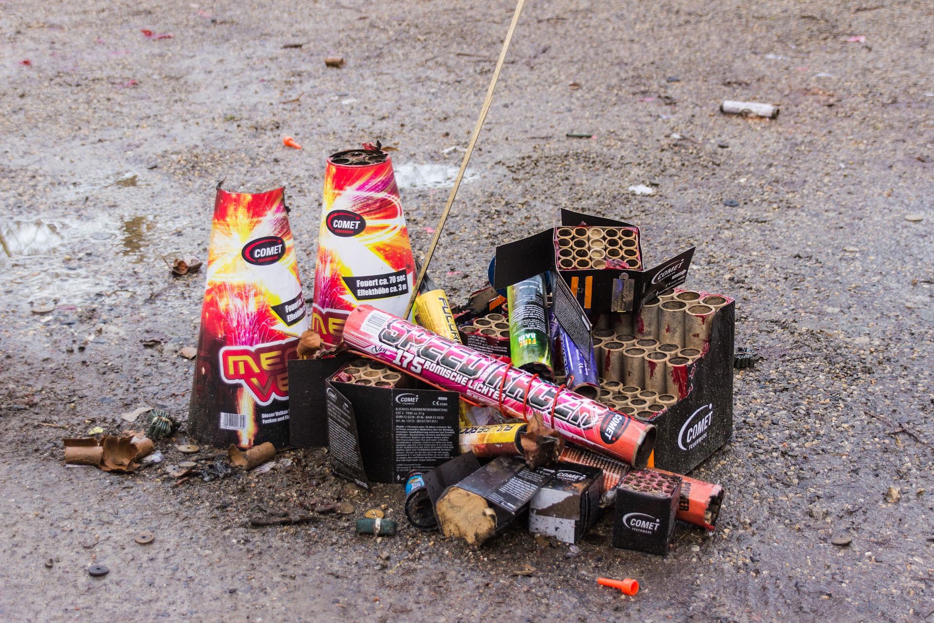 14-Juli: Siebenjähriger Junge und seine 24-jährige Schwester bei Feuerwerk in Cholet getötet.