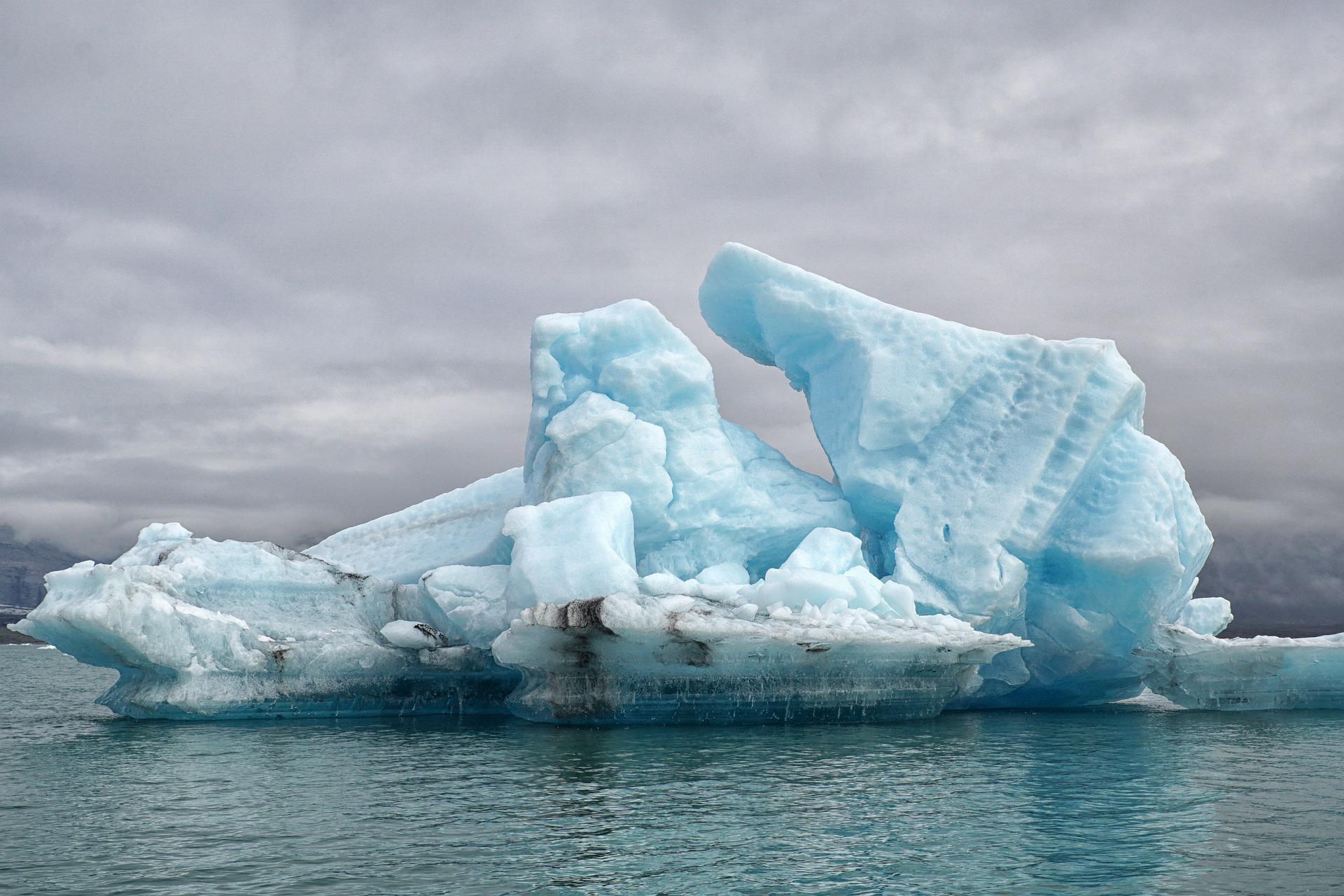 Alaska: Spektakuläre Kollision eines Kreuzfahrtschiffes mit einem Eisberg (Bericht France 2)