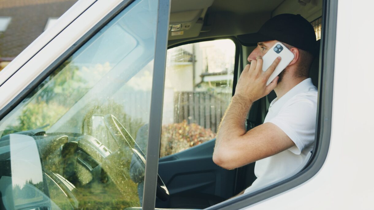 Knallharte Maßnahme in Frankreichs Südwesten: Handy am Steuer kostet in den Landes jetzt den Führerschein