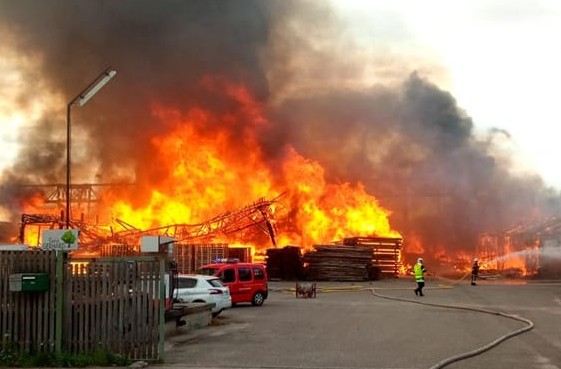 Bas-Rhin: Großbrand in einem Sägewerk in Mothern – drei Hektar Wald verbrannt
