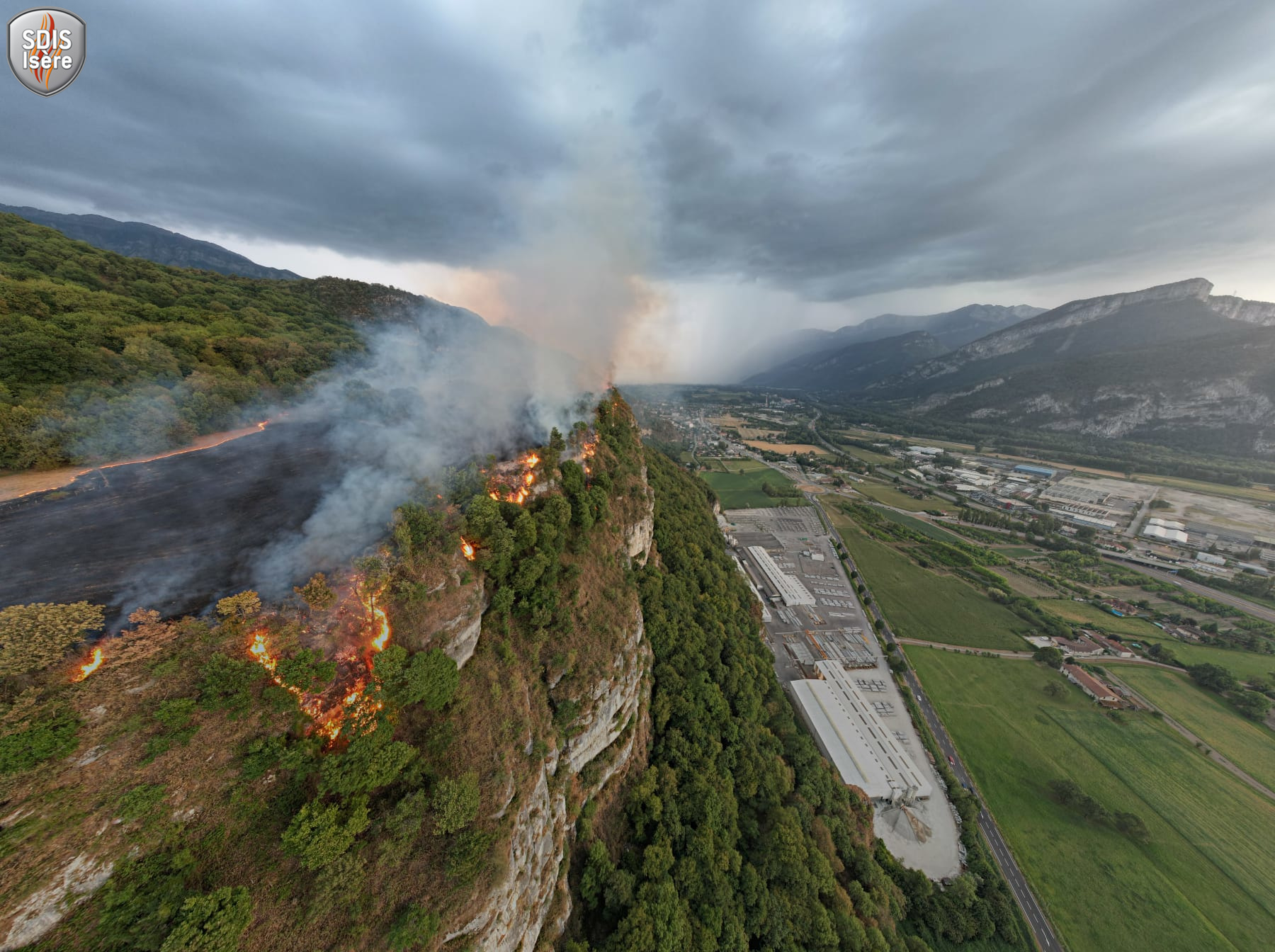 Isère: Ein Feuer hat sich in der Nacht plötzlich ausgebreitet und bedroht zwei Fabriken