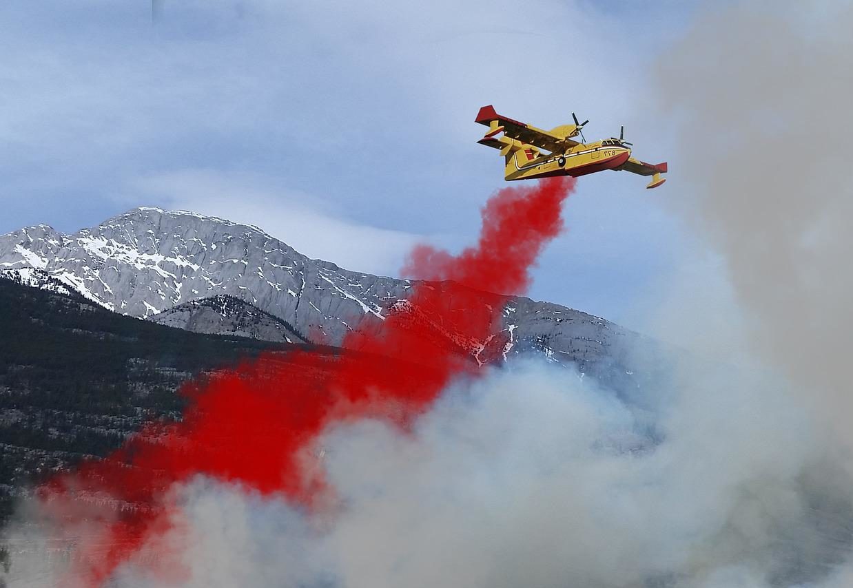 Darum ist das Wasser aus den Löschflugzeugen manchmal