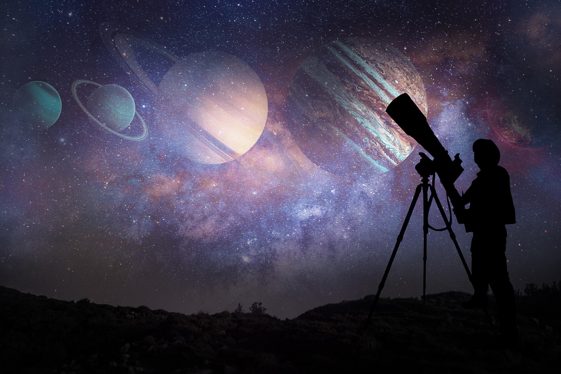Sternschnuppen, Supermond, Saturnringe… was man im August am Himmel beobachten kann