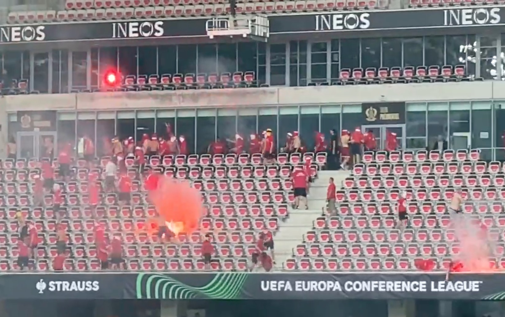 Krawalle vor Fussball-Match Nizza-Köln: Fan nach Sturz aus 5 Metern Höhe in Lebensgefahr