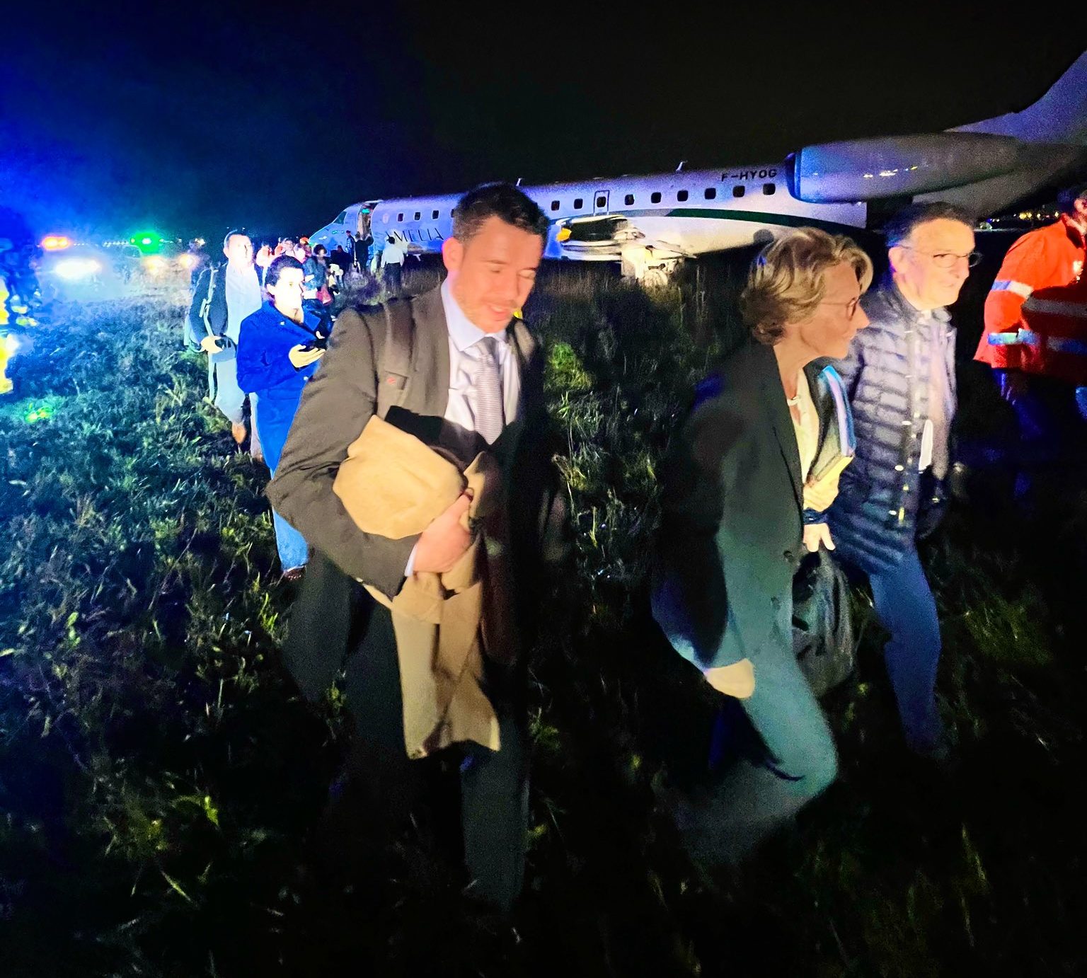 In Rodez gestartetes Flugzeug mit Ministerin Caroline Cayeux an Bord verpasst die Landebahn in Orly