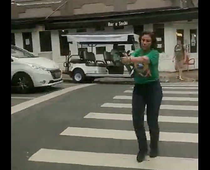 Brasilien: Faschistische Abgeordnete zieht eine Waffe und verfolgt einen Mann auf offener Straße.